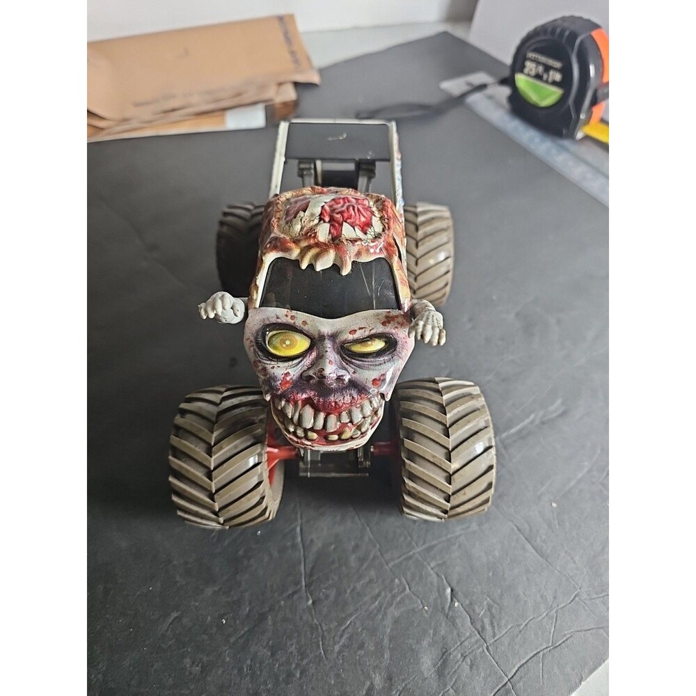 Hot Wheels Monster Jam Zombie Truck Moving Arms 1:24